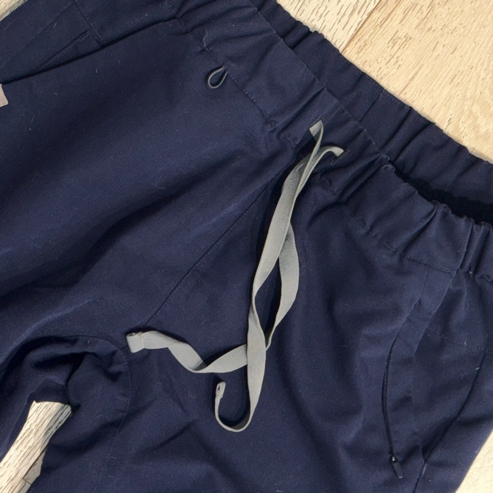 Excellent Figs Limited edition Navy Blue 20 pocket Scrub Joggers Small - Picture 8 of 15